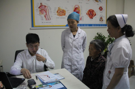 李醫生為患者分析檢查結果