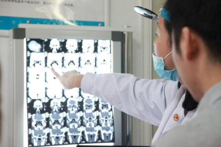 王醫(yī)生為患者講解鼻部ct檢查結(jié)果