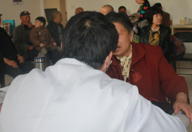 過敏性鼻炎患者在向醫(yī)生咨詢治療費用