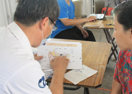 醫(yī)生給中耳炎患者講解耳朵結(jié)構(gòu)