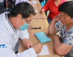 耳鳴耳聾患者接受醫生的病情診斷