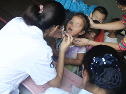 成都兒童鼻炎醫院醫生檢查中