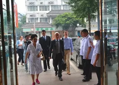 程吉生院長等醫院領導在成都仁品醫院外迎接Bootz主任