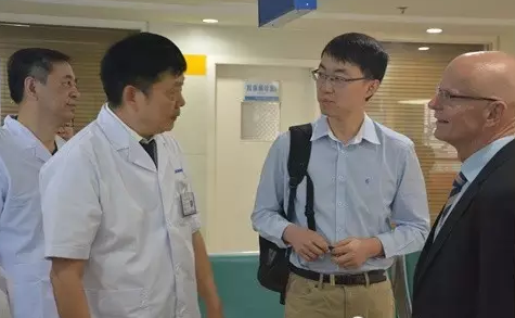 程院長為Bootz主任介紹仁品醫院