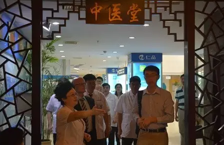 張素玉副主任為Bootz介紹成都仁品特色中醫堂