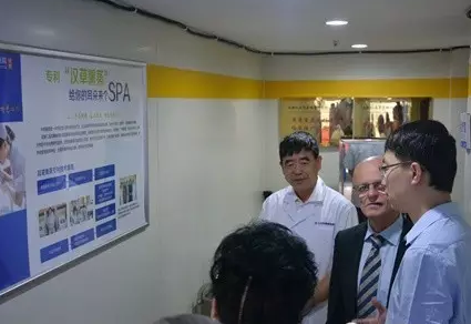 Bootz主任正在了解仁品特色hcxzJ1S