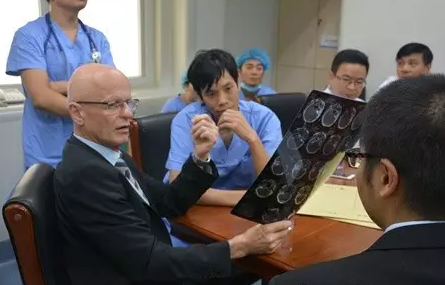 成都仁品醫院黃立高主任正與Bootz主任探討疑難案例