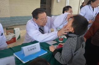 華西醫院梁傳余教授在仁品耳鼻喉醫院為貝貝親診