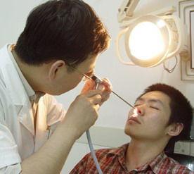 醫(yī)生為患者檢查治療